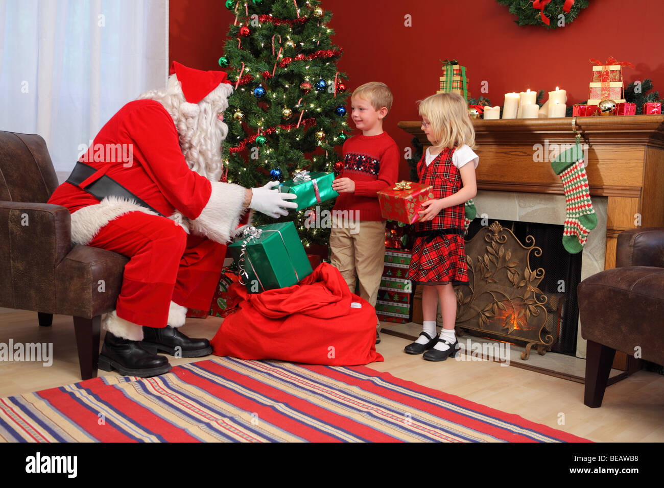 Le Père Noël donne des cadeaux de Noël pour enfants Banque D'Images
