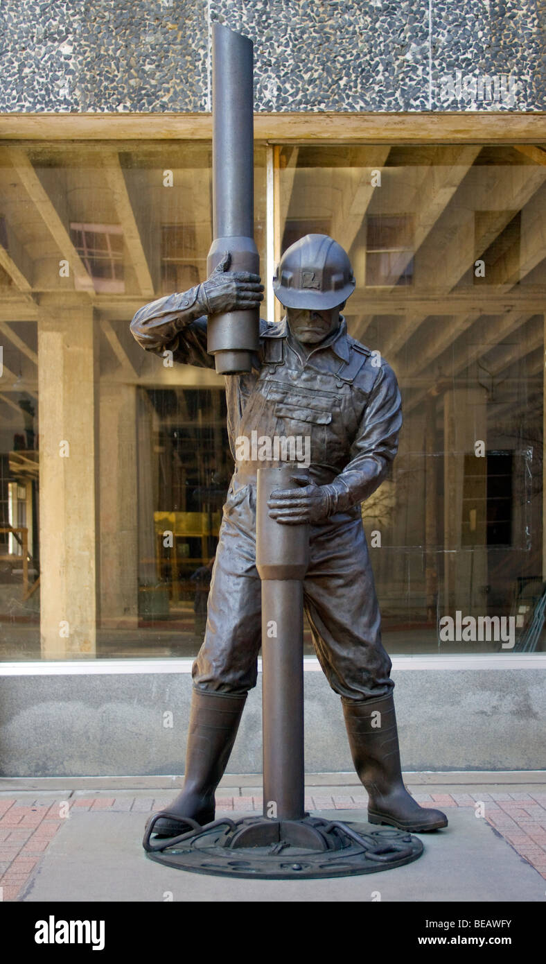 La statue d'un foreur de pétrole à Shreveport, en Louisiane, honore le riche patrimoine de l'industrie pétrolière de la ville et se présente comme un fier monument local. Banque D'Images
