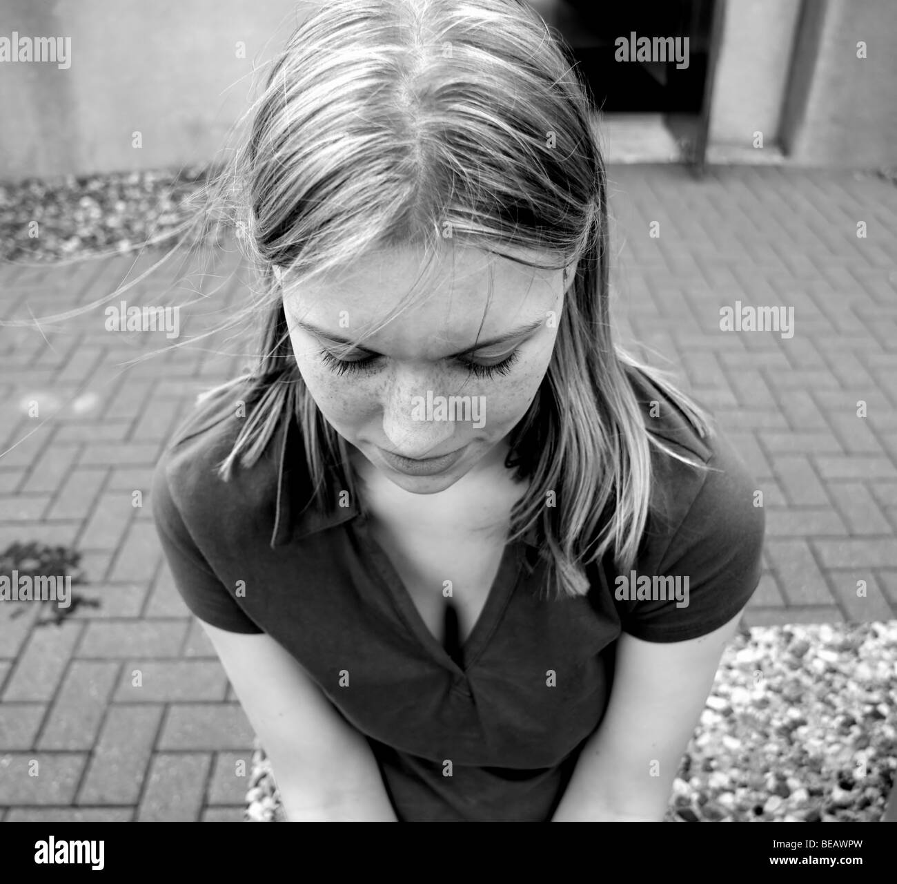 Jeune Femme Triste En Noir Et Blanc Photo Stock Alamy Jeune Femme Triste En Noir Et Blanc Photo Stock Alamy