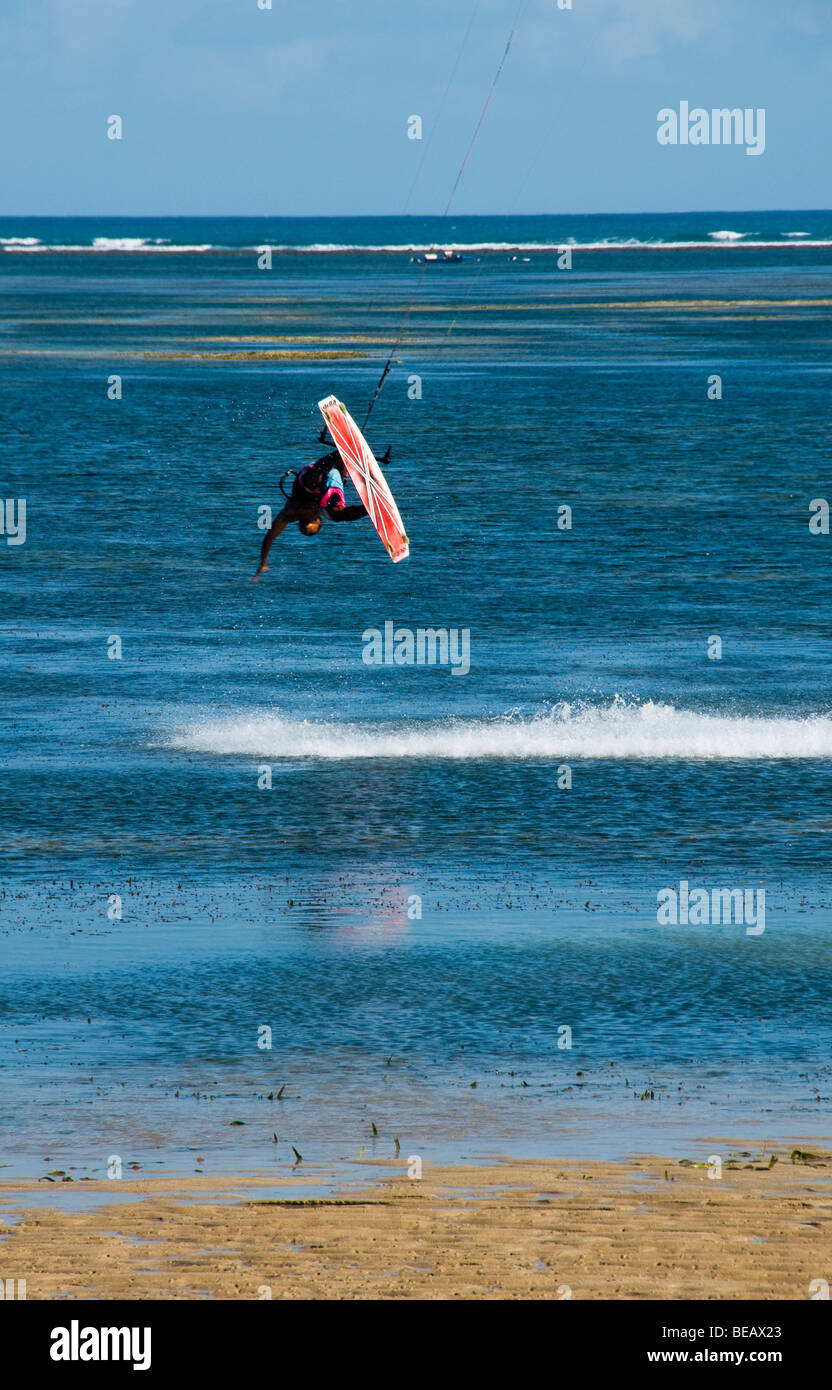 Le kitesurf sur la plage à Bali Indonésie Banque D'Images
