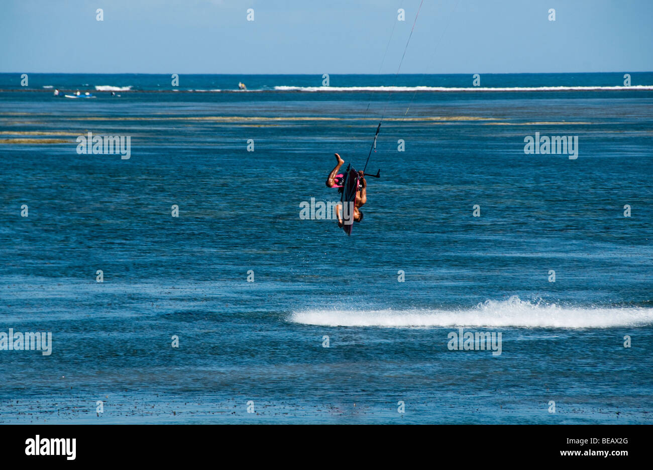Le kitesurf sur la plage à Bali Indonésie Banque D'Images