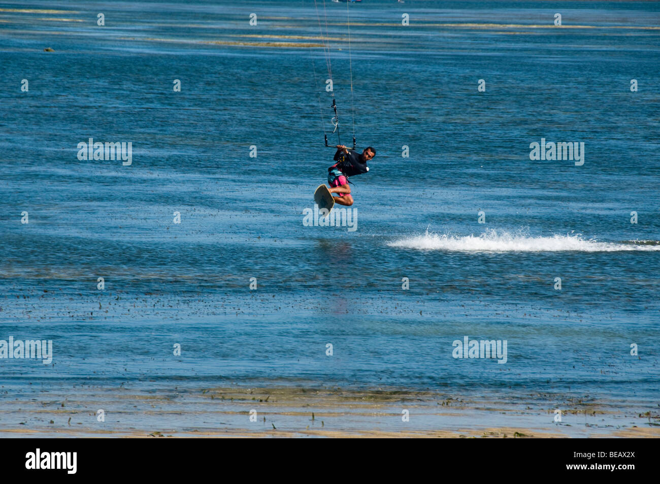 Le kitesurf sur la plage à Bali Indonésie Banque D'Images