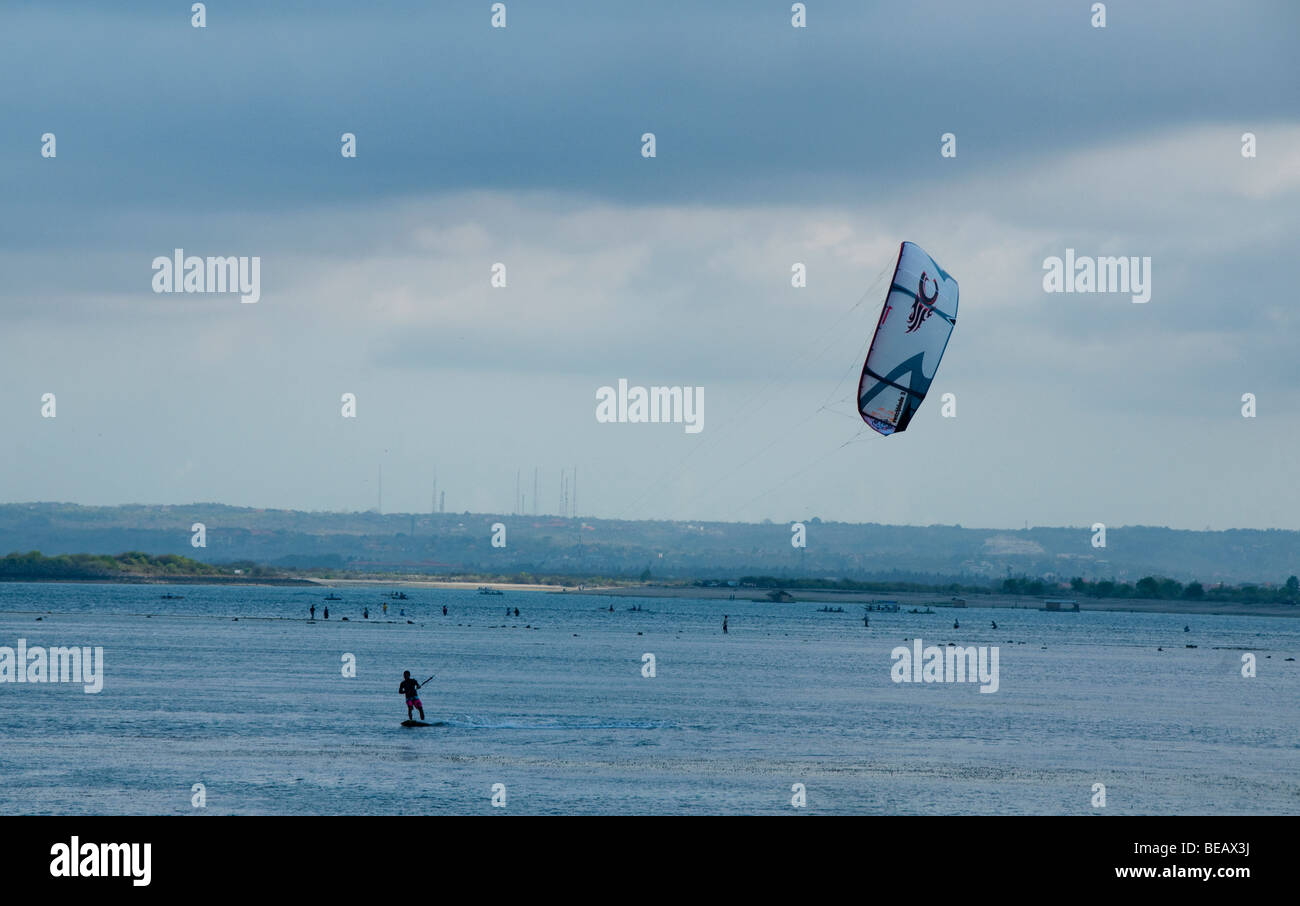 Le kitesurf sur la plage à Bali Indonésie Banque D'Images