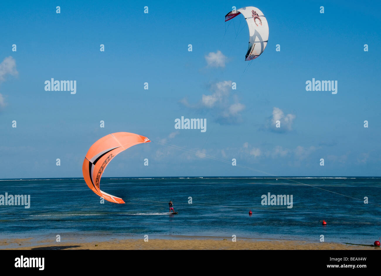 Kite Surf sur la plage à Bali Indonésie Banque D'Images
