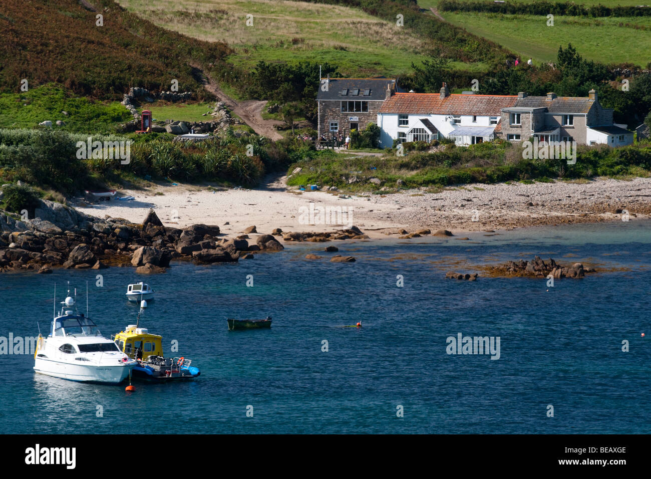 Les Fraggle Rock Bar sur Bryher, vu de Tresco, Isles of Scilly Banque D'Images