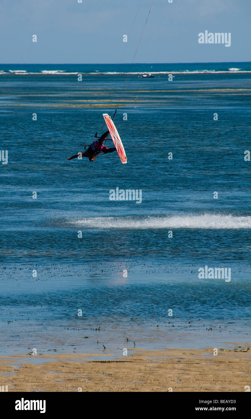Kite Surf sur la plage à Bali Indonésie Banque D'Images
