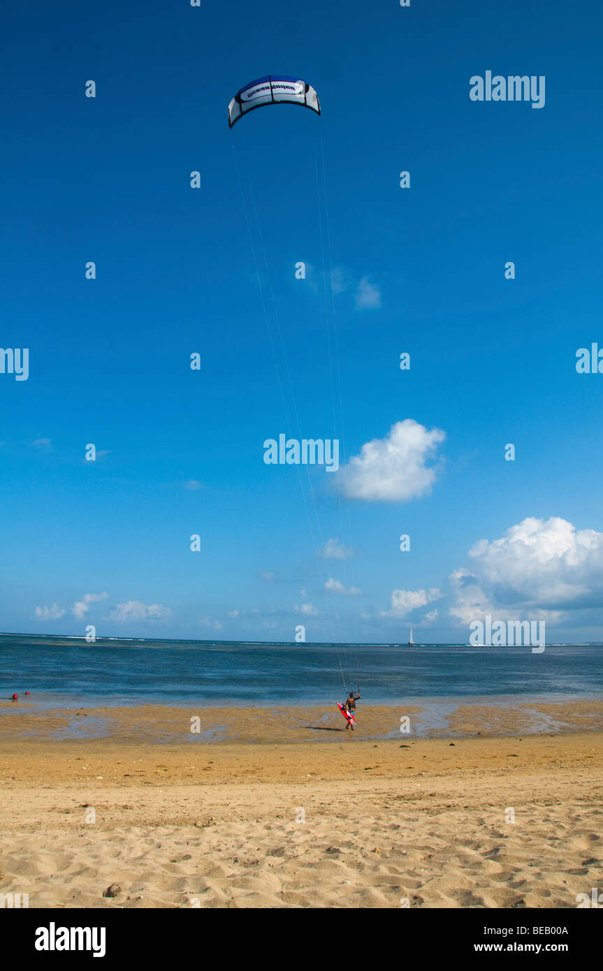 Kite Surf sur la plage à Bali Indonésie Banque D'Images
