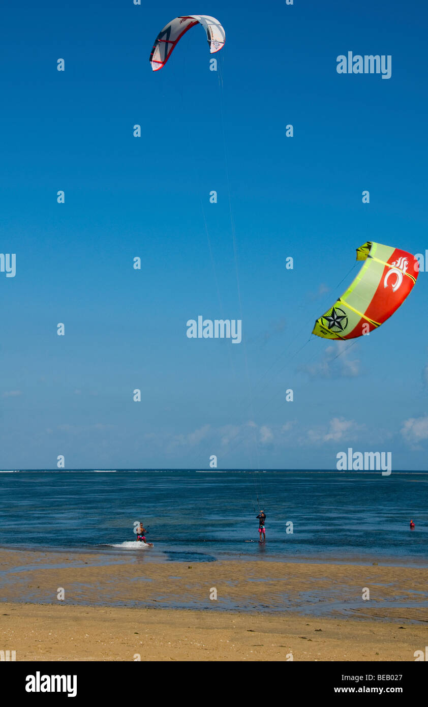 Kite Surf sur la plage à Bali Indonésie Banque D'Images