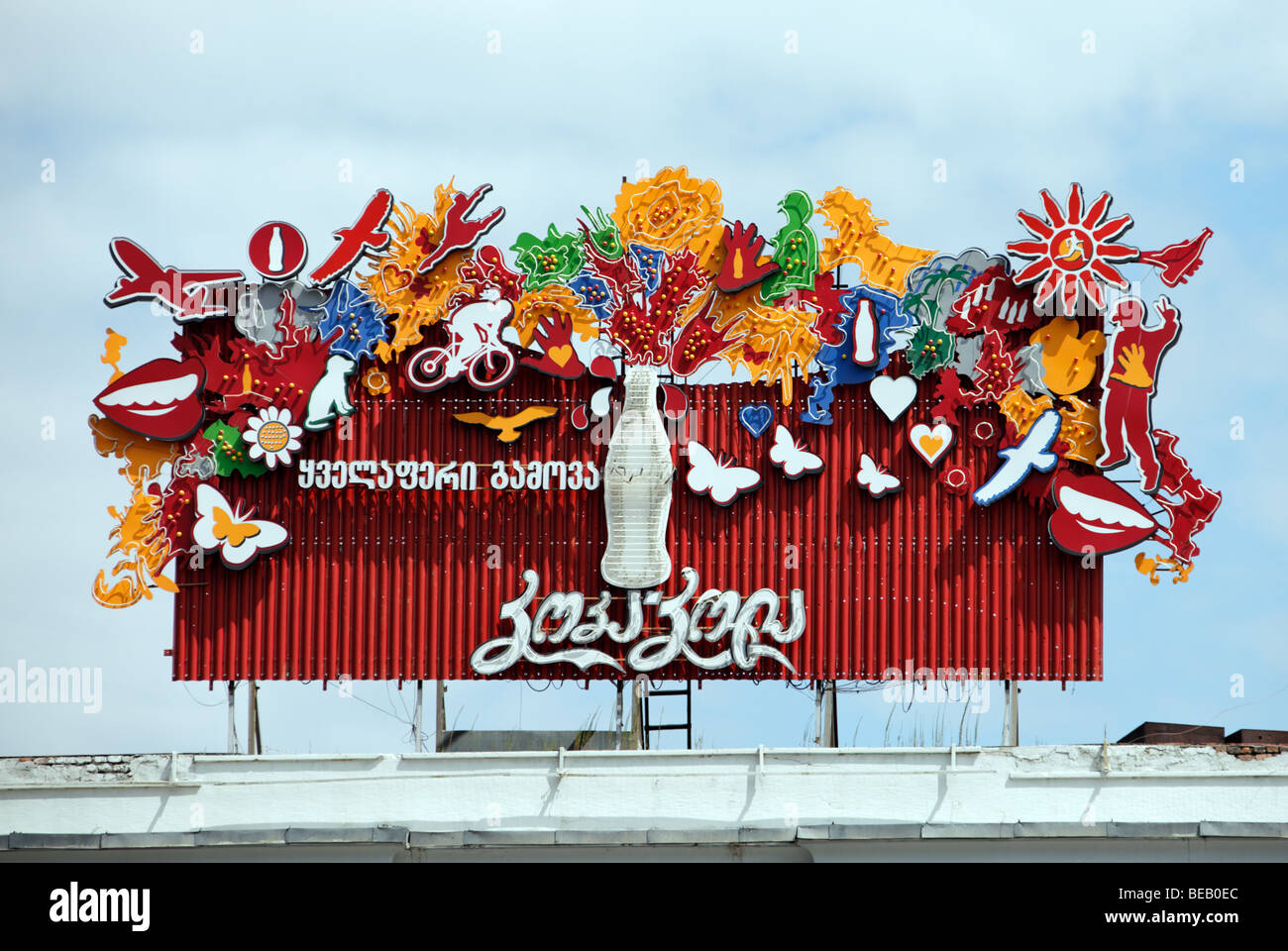 La thésaurisation de la publicité pour Coca Cola sur un toit de Tbilissi Banque D'Images