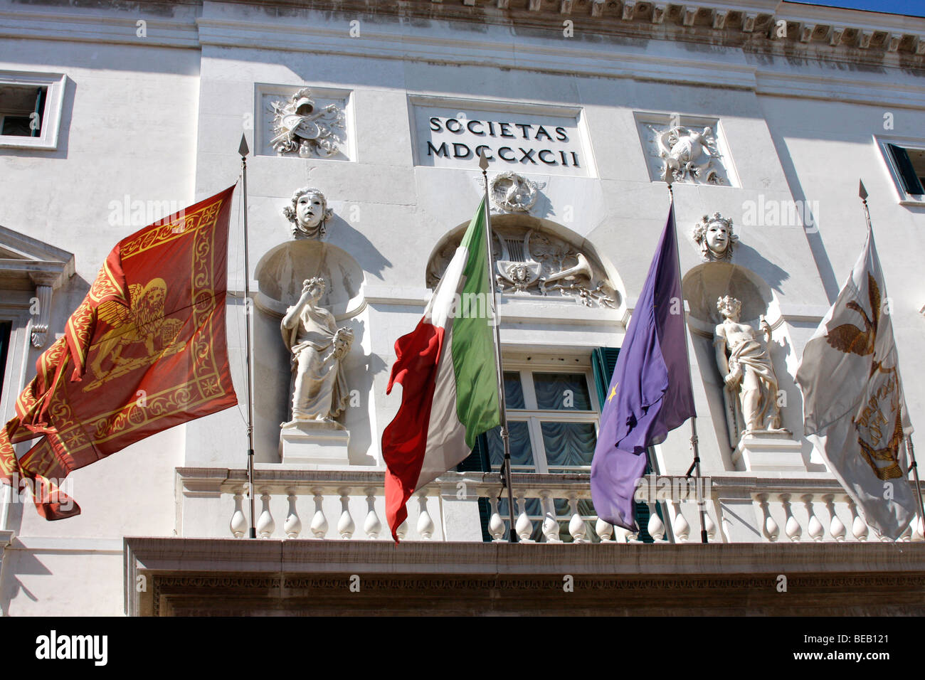 Drapeaux au vent à l'extérieur du théâtre La Fenice, l'Opéra de Venise, Italie Banque D'Images