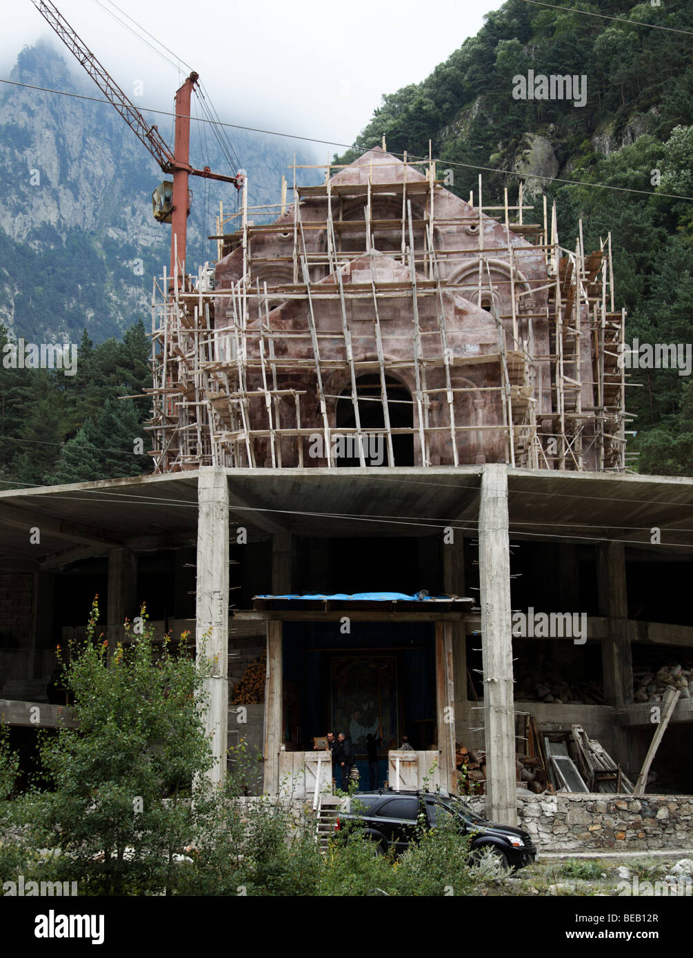 La construction de l'église avec l'échafaudage et l'aventureux reposoir (Gorges de Darial, montagnes du Caucase) Banque D'Images