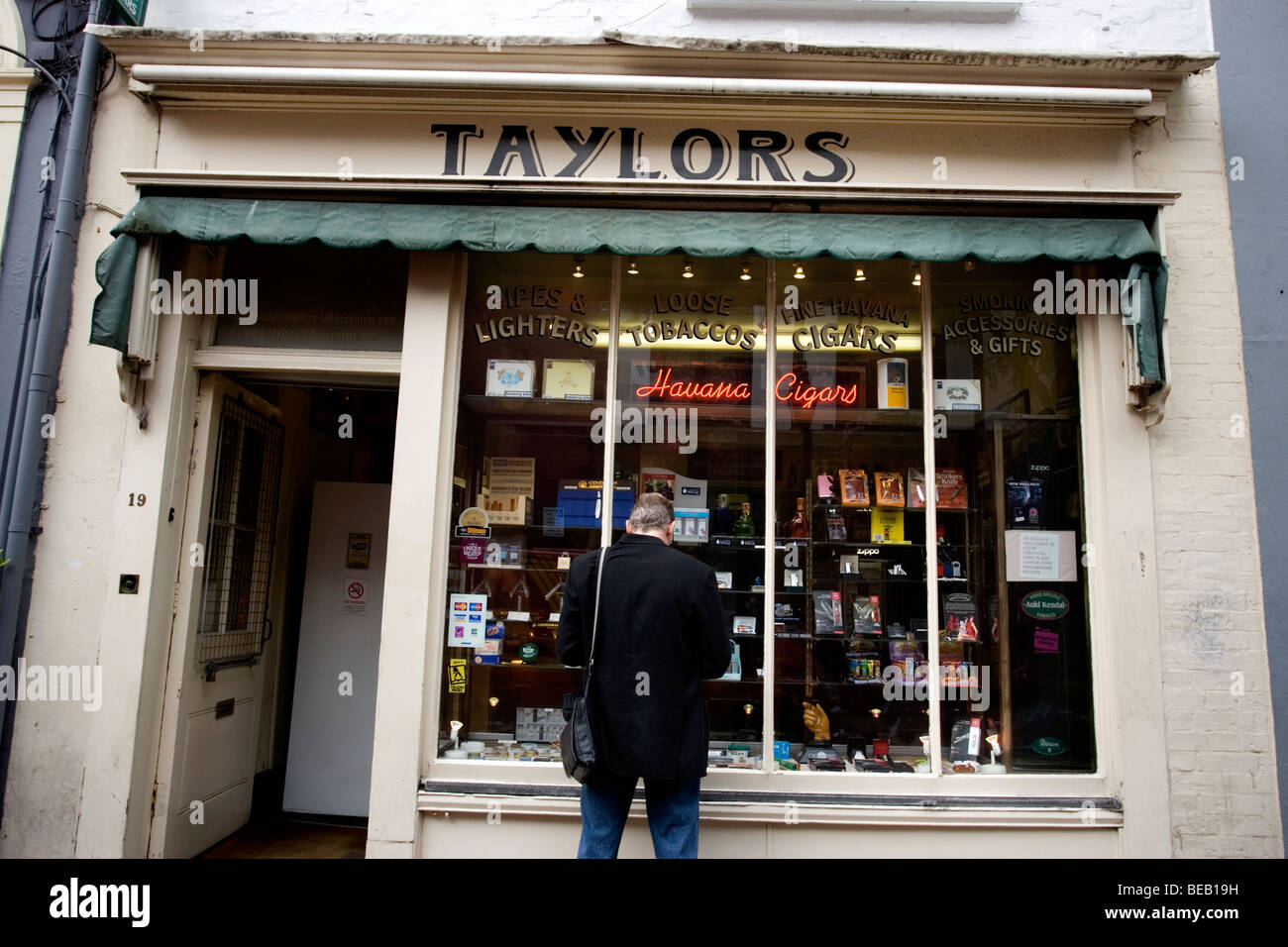 Magasin de vente de tabac Taylors du tabac, des cigarettes et cigares dans Bond Street, Brighton, East Sussex, UK. Banque D'Images
