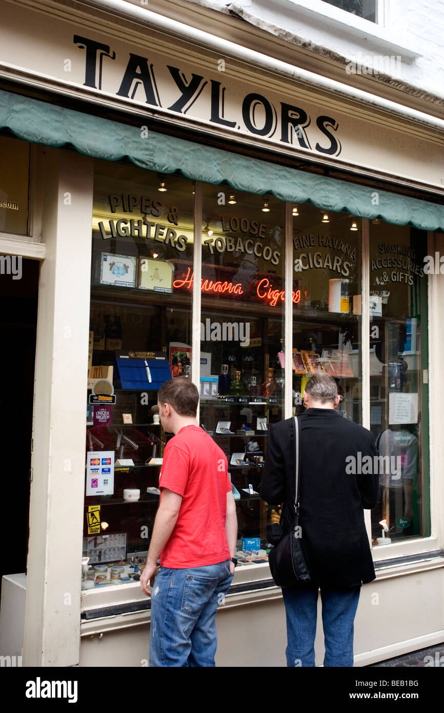Magasin de vente de tabac Taylors du tabac, des cigarettes et cigares dans Bond Street, Brighton, East Sussex, UK. Banque D'Images
