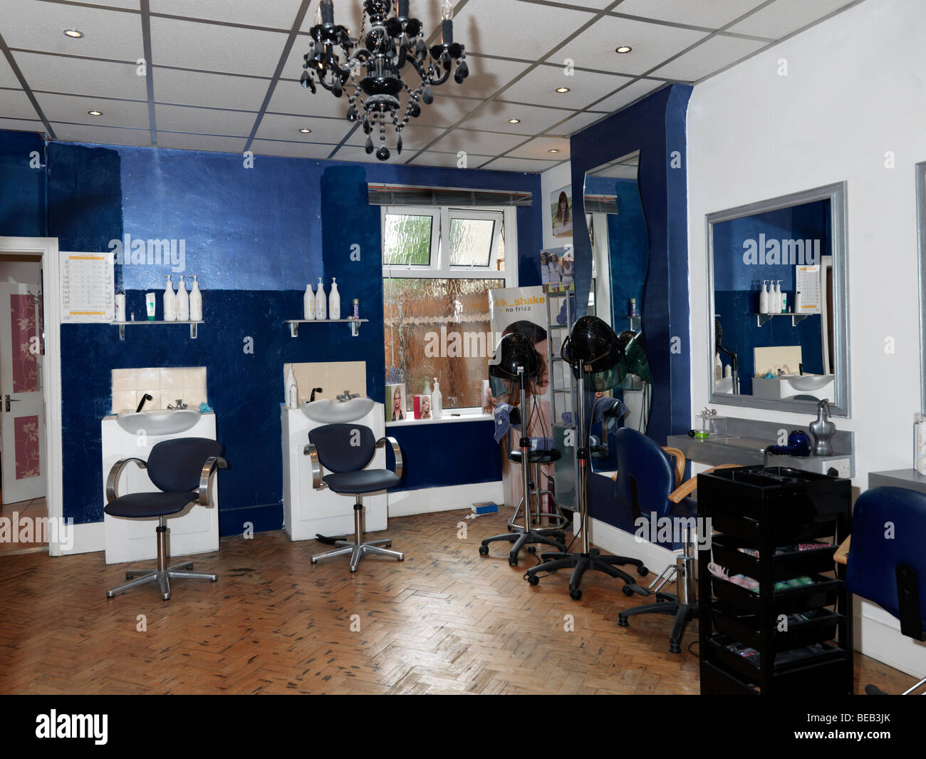 Le salon de coiffure montrant des bouteilles de shampooing et revitalisant Banque D'Images