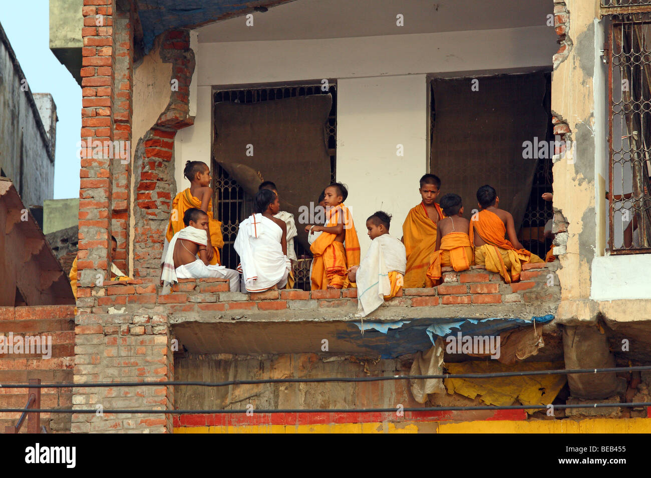Varanasi, Inde, les moines et les jeunes étudiants de l'école Banque D'Images