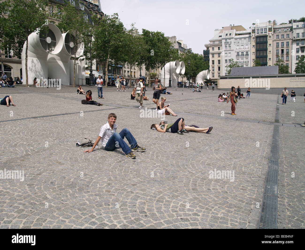 Paris. Square près de centre Georges Pompidou Banque D'Images