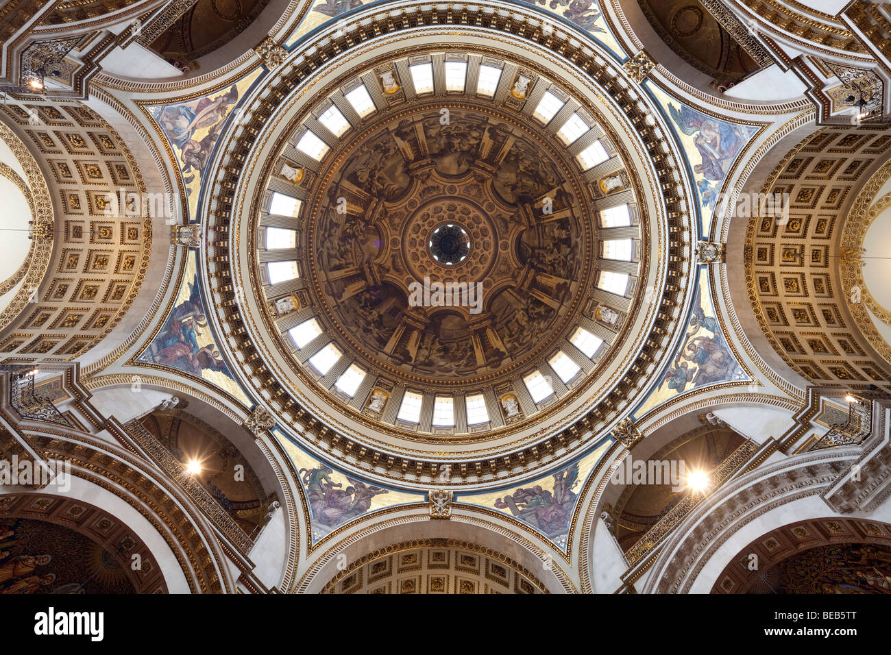 Intérieur du Dôme principal, la cathédrale St Paul, London, England, UK Banque D'Images