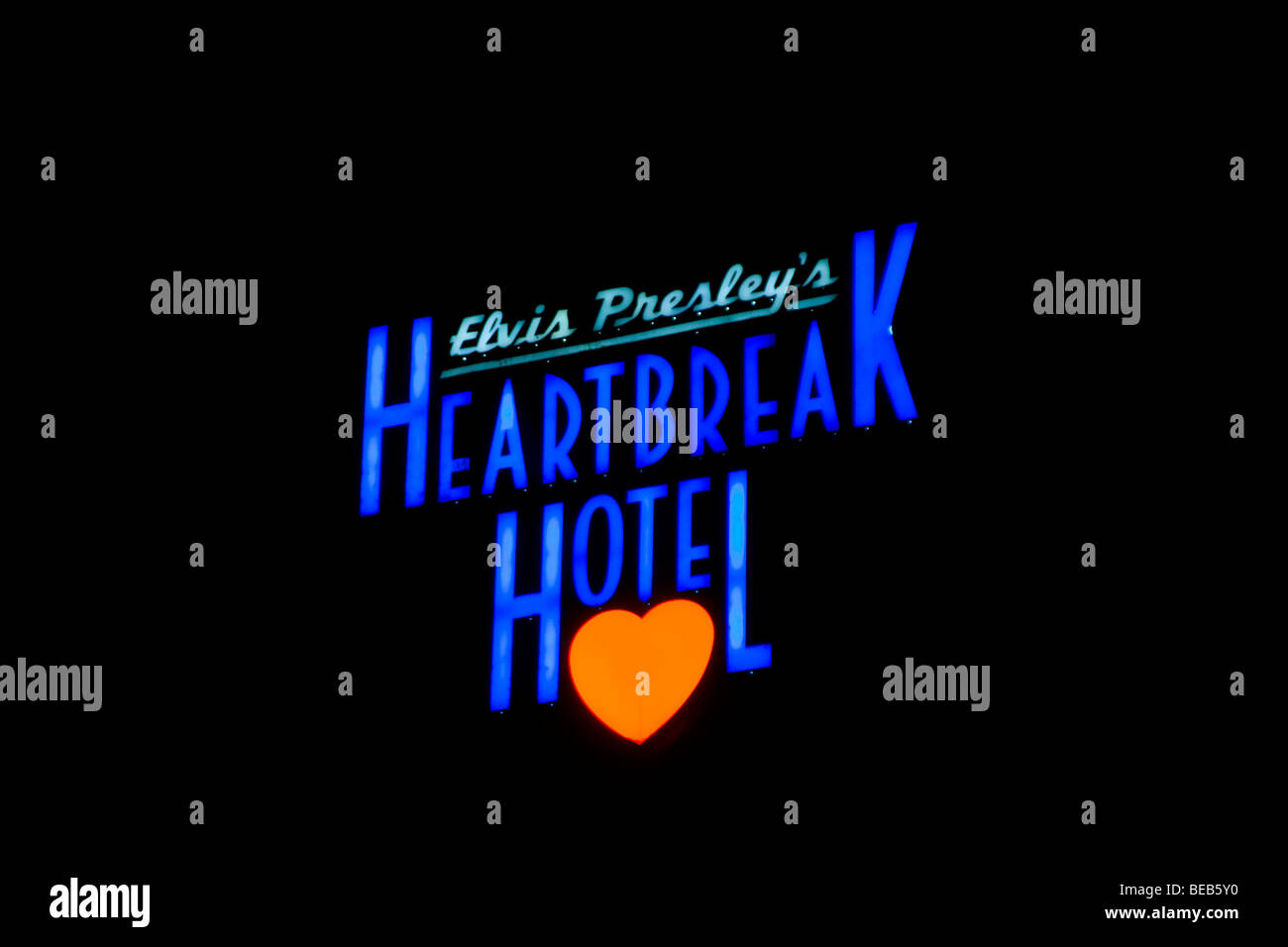 Heartbreak Hotel neon sign at night, Graceland, Memphis, Tennessee, États-Unis Banque D'Images
