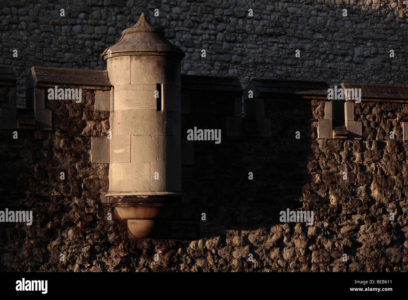 Le soleil se couche sur un guardtower dans le mur principal de la Tour de Londres, au Royaume-Uni. Banque D'Images