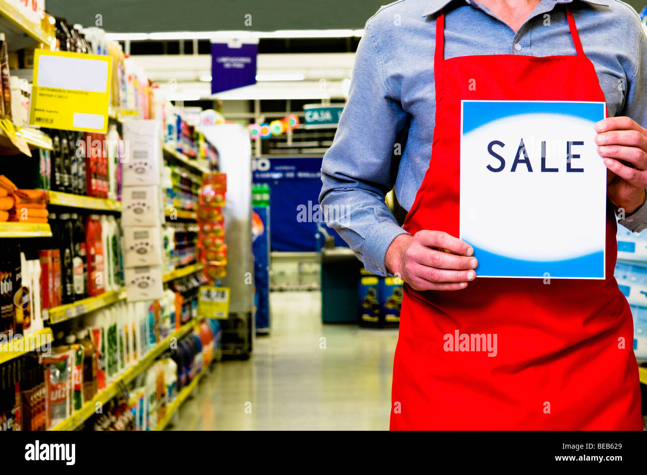Vendeuse tenant une pancarte a vendre Banque D'Images