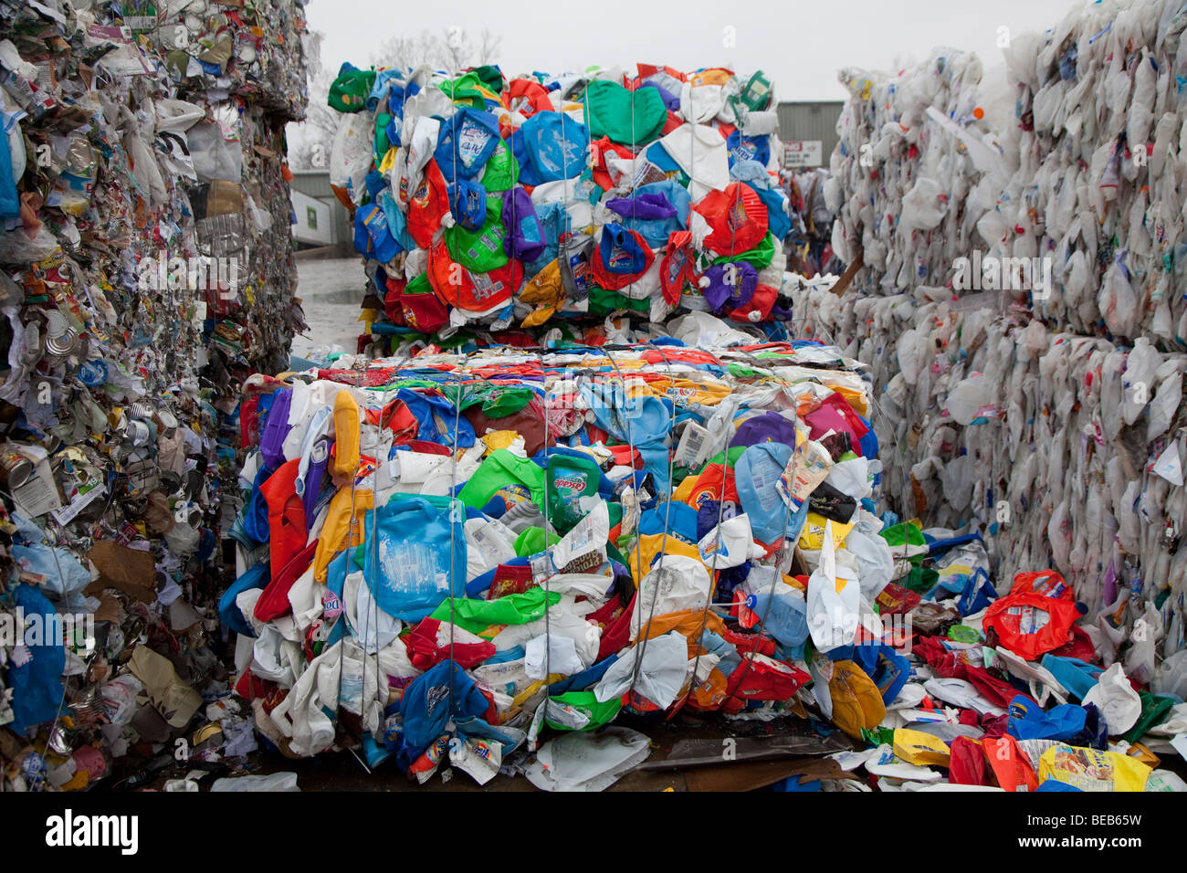 Roseville, Michigan - Bouteilles en plastique mis en balles en vue de leur recyclage Recyclage des Grands Lacs. Banque D'Images