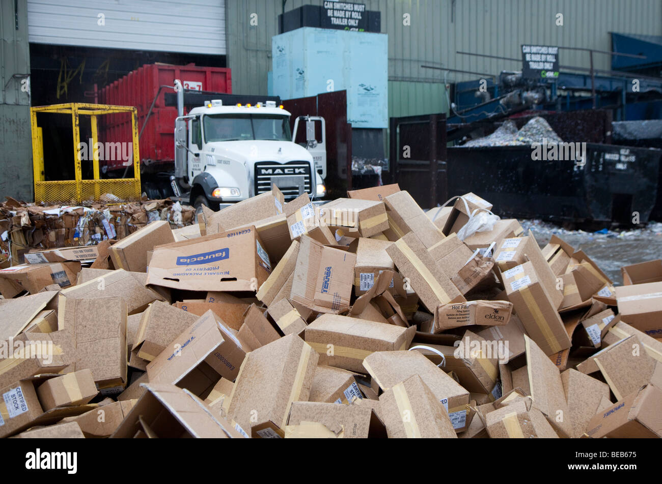 Roseville, Michigan - boîtes de carton en attente de leur recyclage Recyclage des Grands Lacs. Banque D'Images