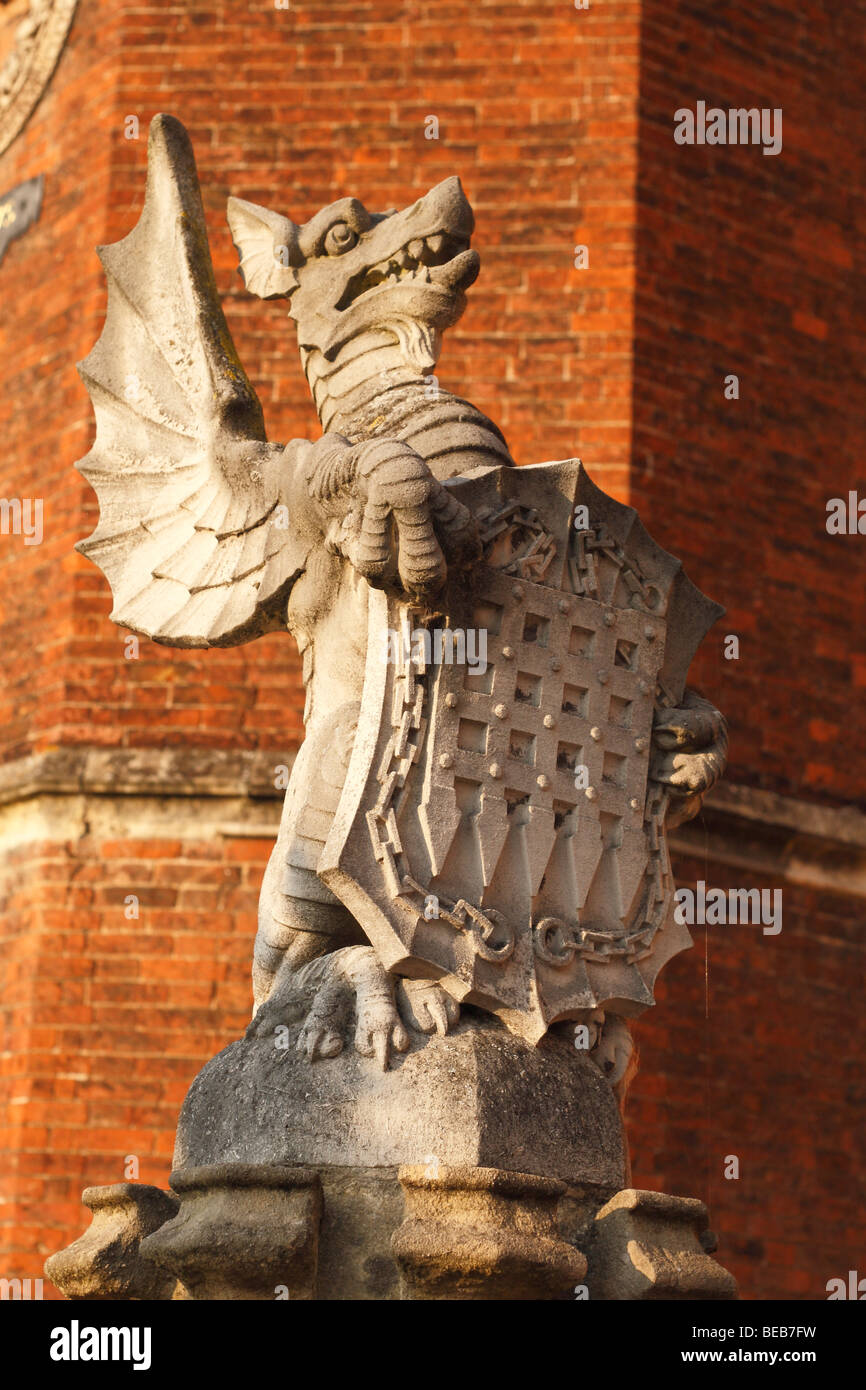 Close up of a dragon statue à l'entrée principale de l'établissement Hampton Court Palace, Surrey, UK Banque D'Images