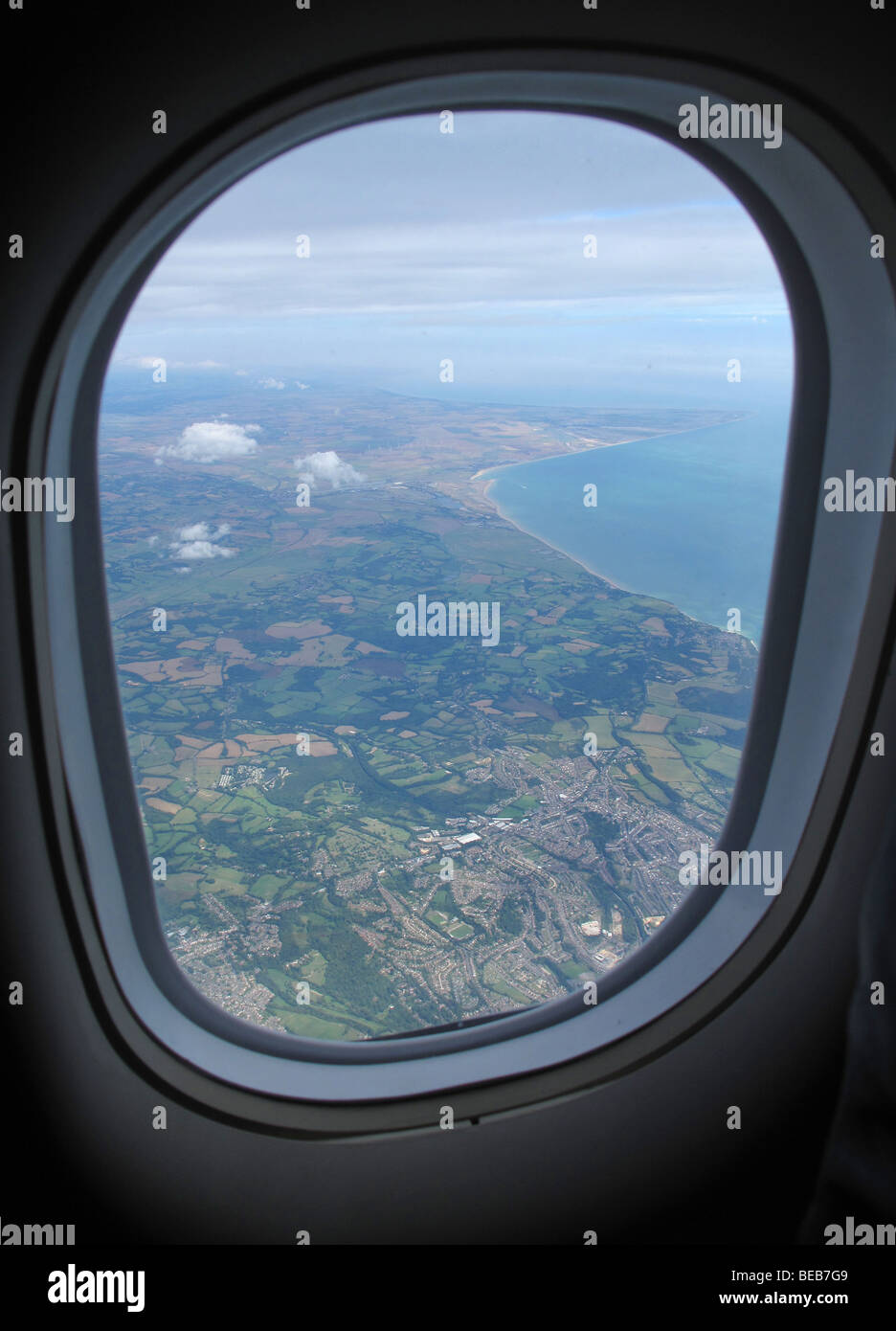 La côte sud de l'Angleterre est vu à travers la fenêtre d'un avion sur un vol FlyBe à partir de Guernesey à Gatwick Banque D'Images