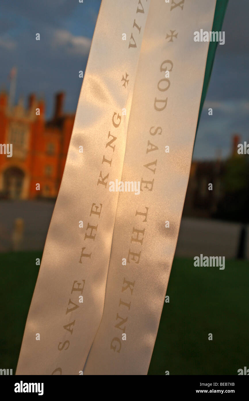 "God Save the King' bannières dans les motifs d'Hampton Court Palace, a célébré le 500e anniversaire d'Henry VIII. Banque D'Images