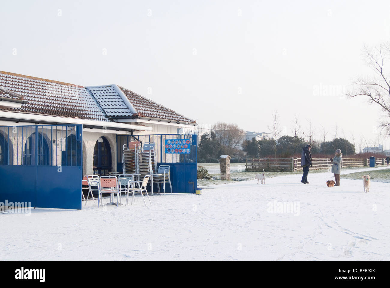 Hamworthy Park café dans la neige, toujours en vente de glaces. Banque D'Images