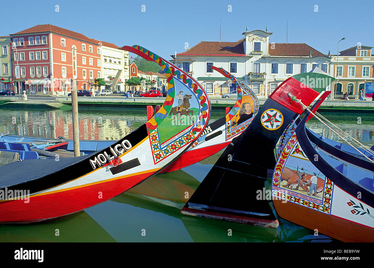 Le Portugal, Aveiro : colorés et traditionnels Moliceiro boats s'ancrant dans la centrale Canal Banque D'Images