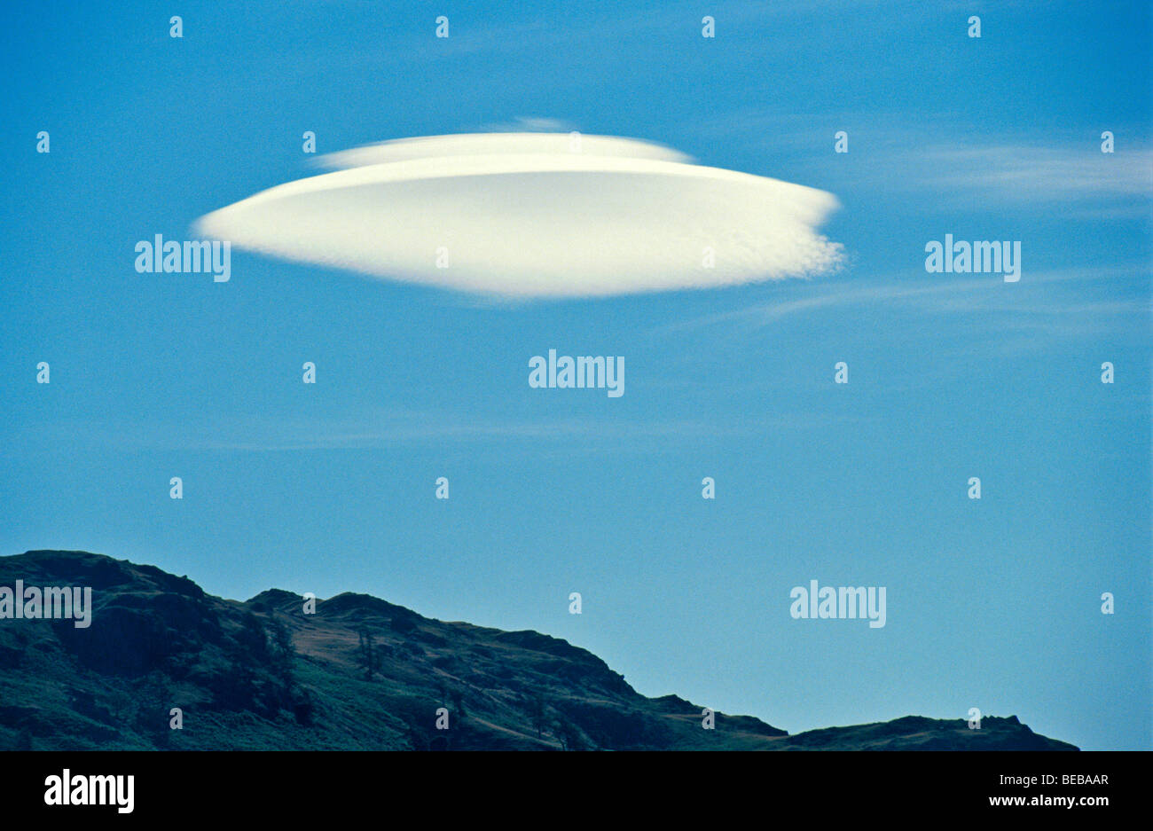 Un nuage lenticulaire sur le Lake District à la recherche d'un vaisseau spatial comme remarquable Banque D'Images