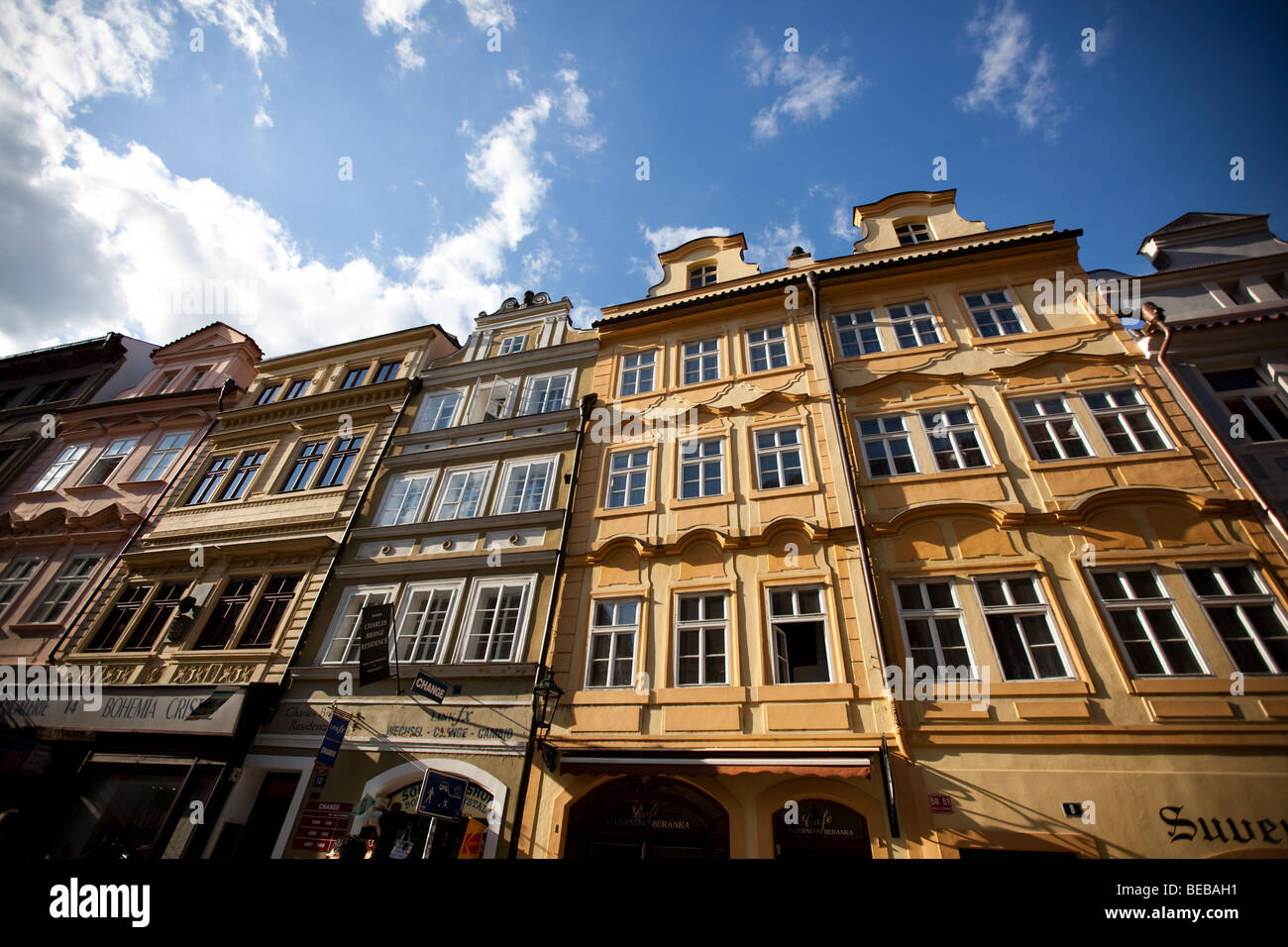 Petite ville près de bâtiments de Prague Pont Charles Banque D'Images