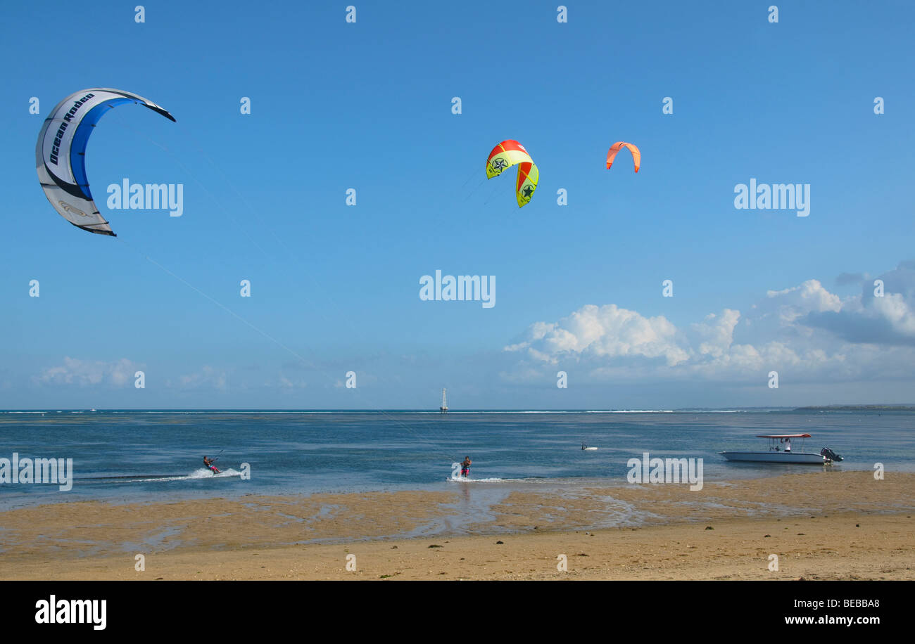 Le kitesurf sur la plage à Bali Indonésie Banque D'Images