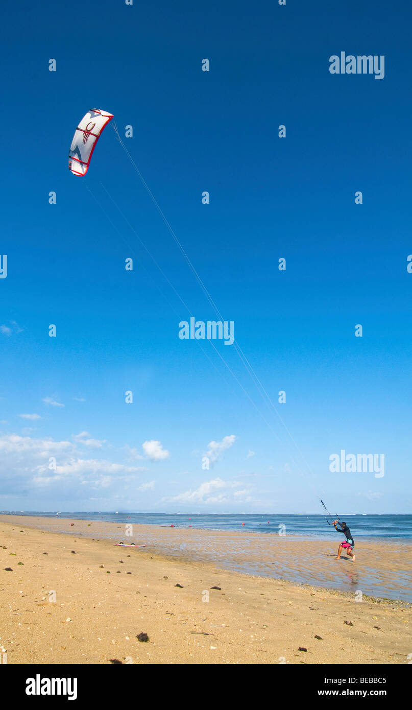 Kite Surf sur la plage à Bali Indonésie Banque D'Images