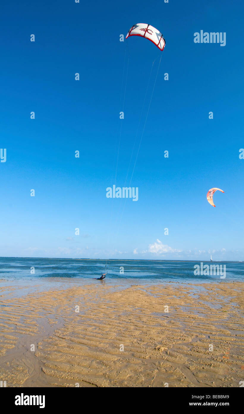 Le kitesurf sur la plage à Bali Indonésie Banque D'Images