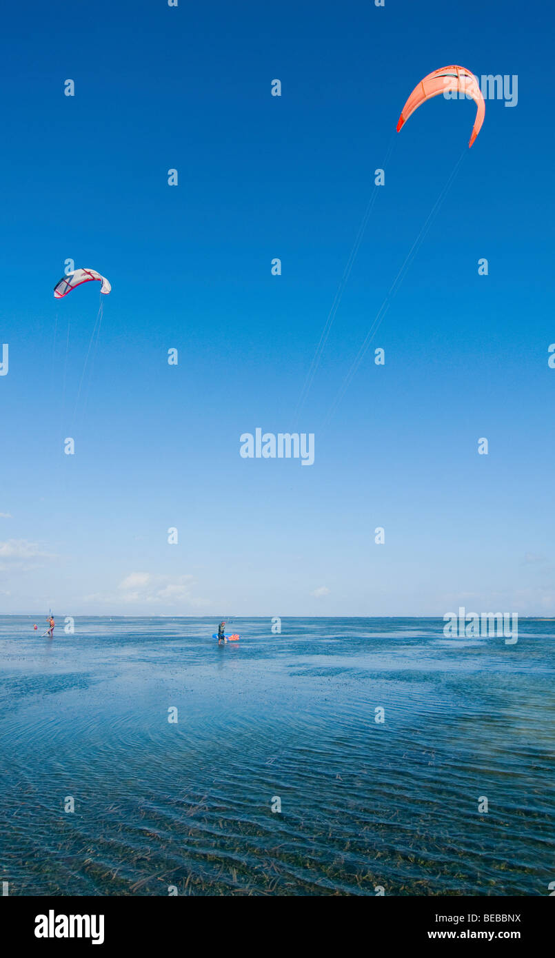 Le kitesurf sur la plage à Bali Indonésie Banque D'Images