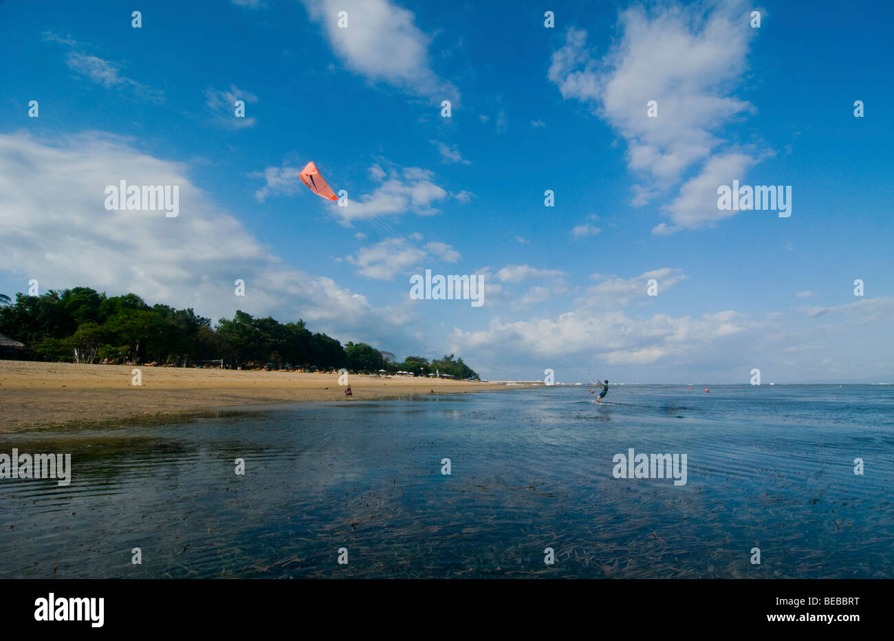 Le kitesurf sur la plage à Bali Indonésie Banque D'Images