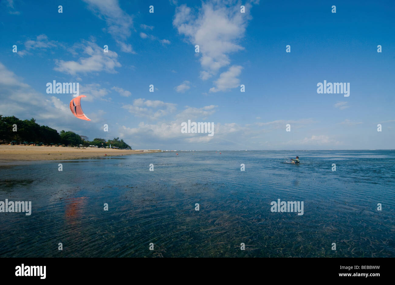 Le kitesurf sur la plage à Bali Indonésie Banque D'Images