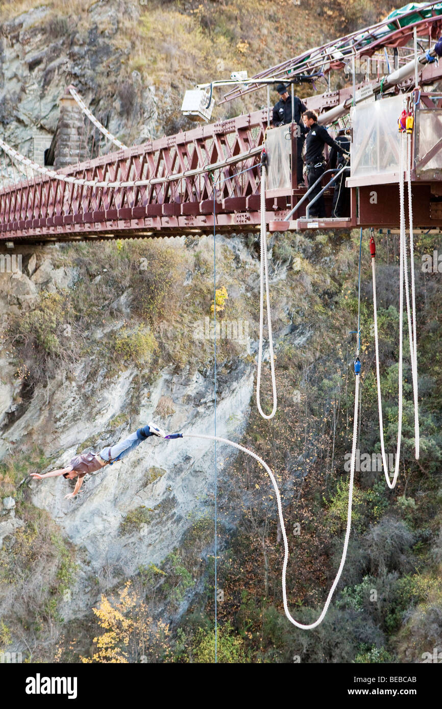 Un homme saut avec AJ Hackett Bungy off de Kawarau Bridge à Queenstown, Nouvelle-Zélande (le premier bungy commercial) Banque D'Images