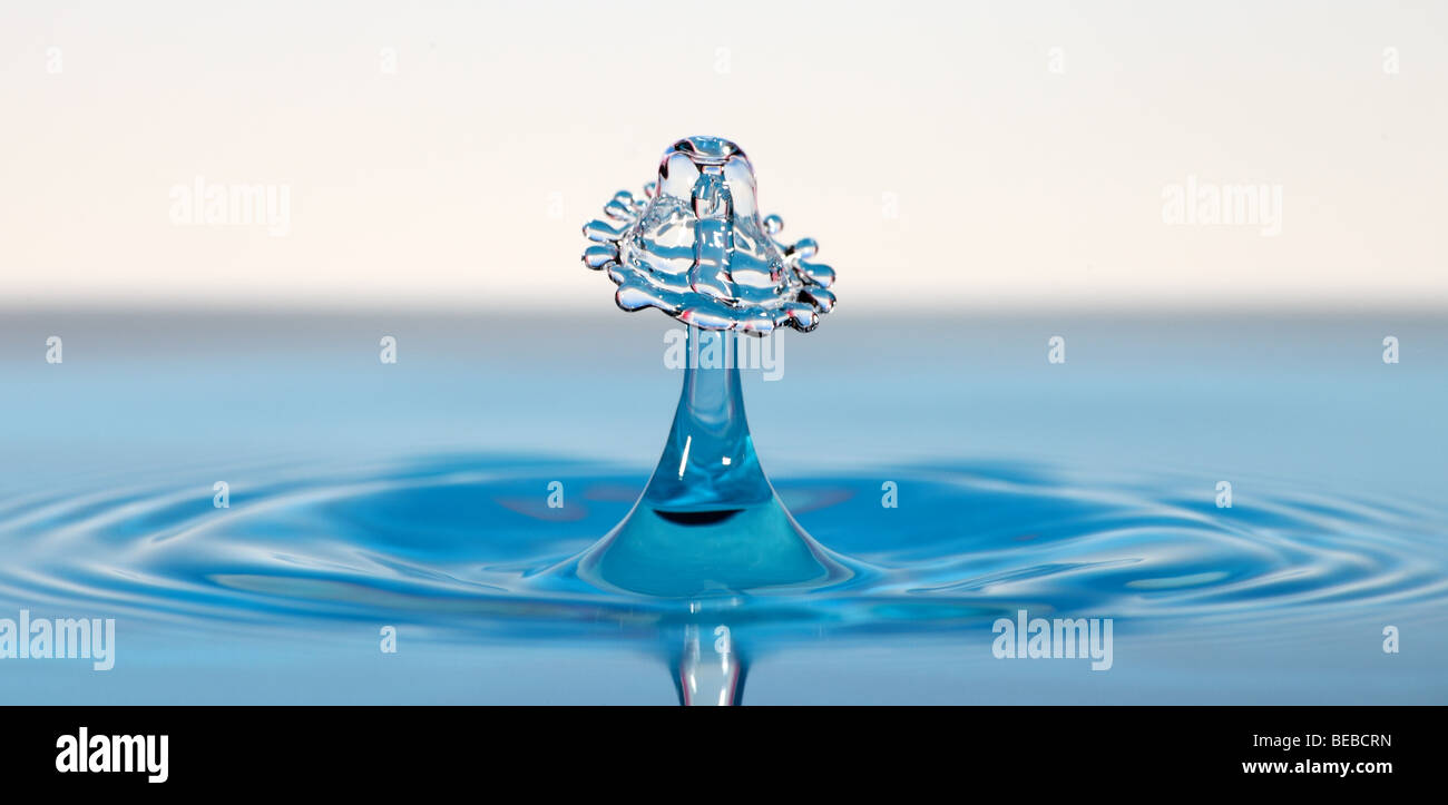 Collision de gouttes d'eau au-dessus d'une surface Banque D'Images