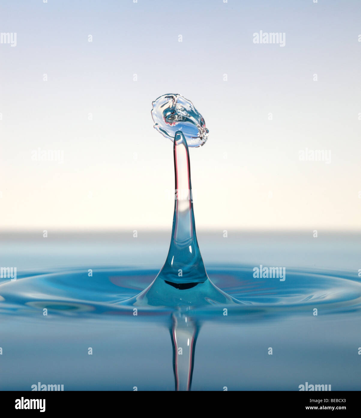 Collision de gouttes d'eau au-dessus d'une surface Banque D'Images