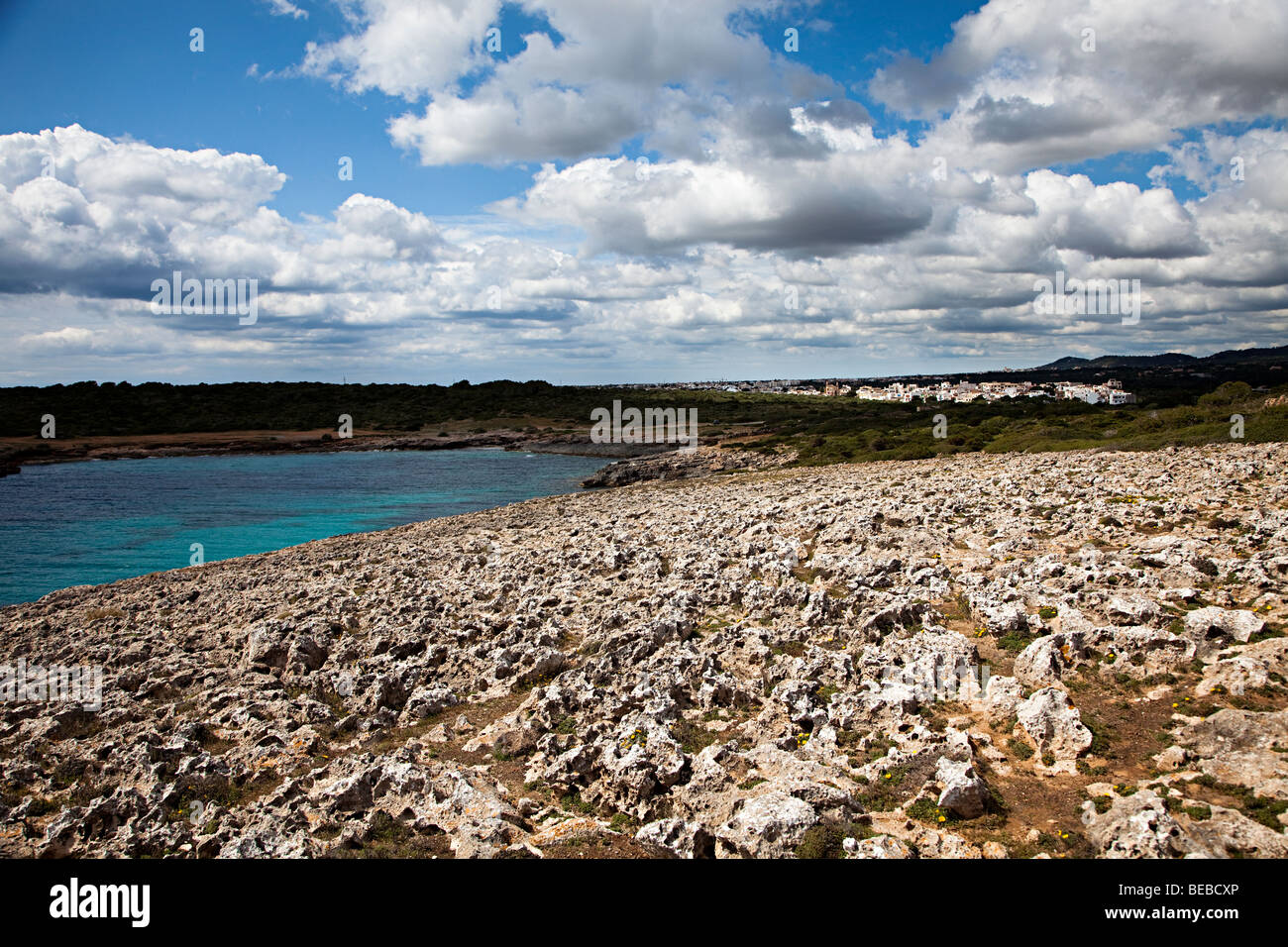 Plage de rochers et de la côte de Cala s'Algar avec village d'Algar Majorque Espagne Banque D'Images