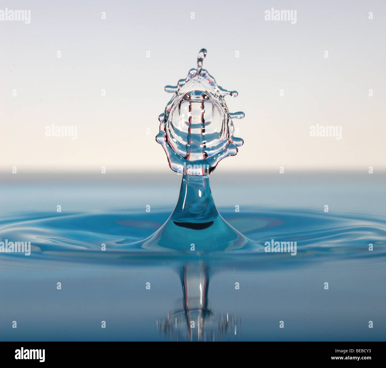 Collision de gouttes d'eau au-dessus d'une surface Banque D'Images