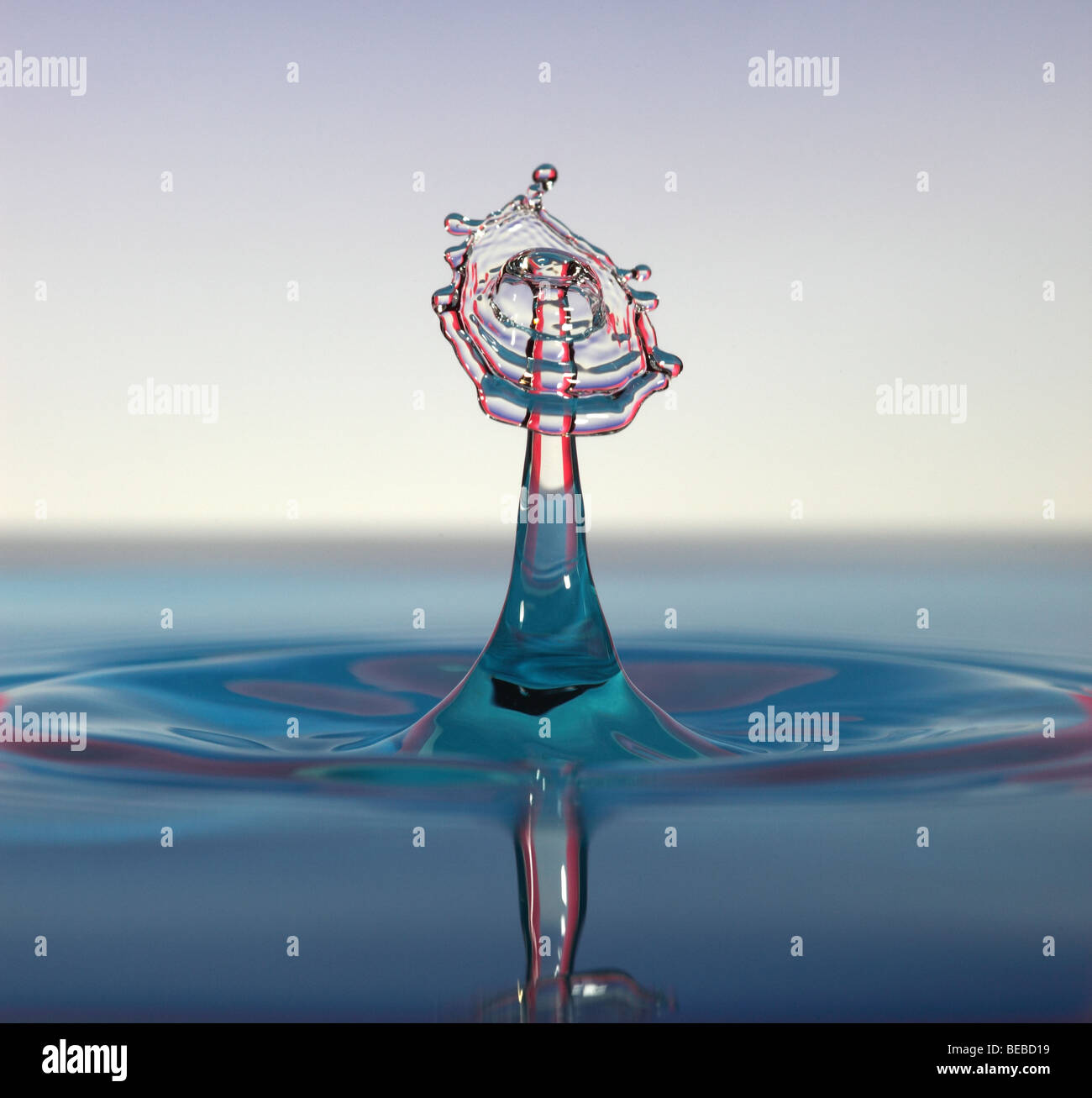 Collision de gouttes d'eau au-dessus d'une surface Banque D'Images