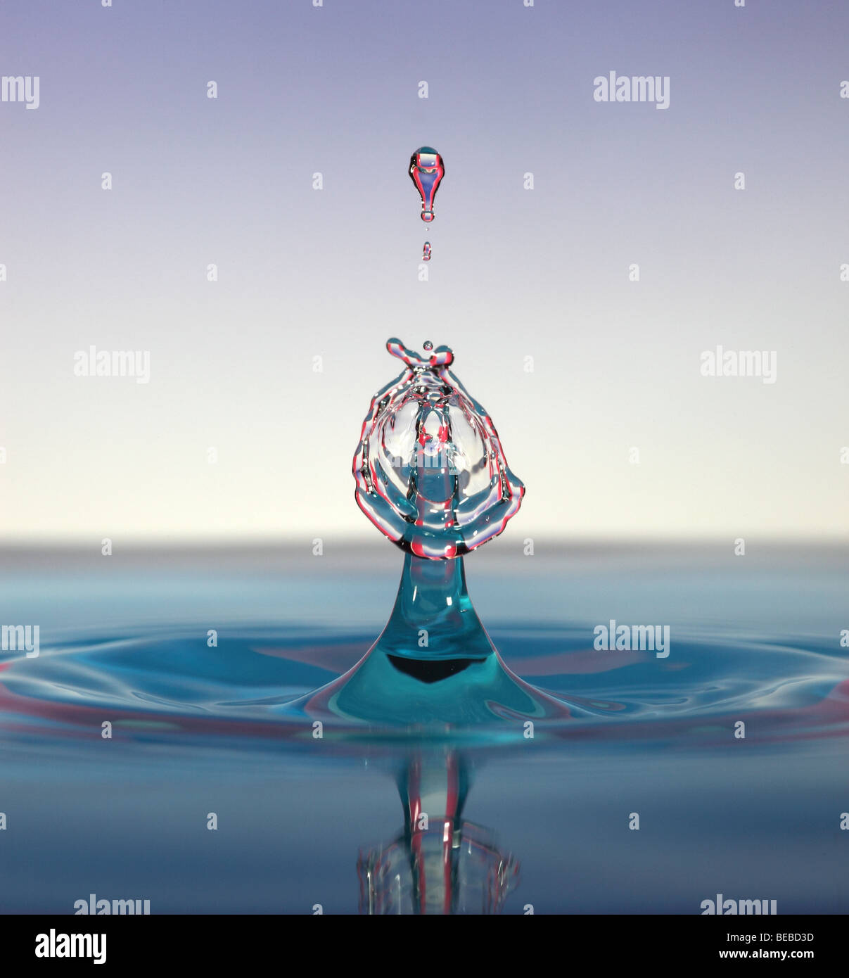 Collision de gouttes d'eau au-dessus d'une surface Banque D'Images