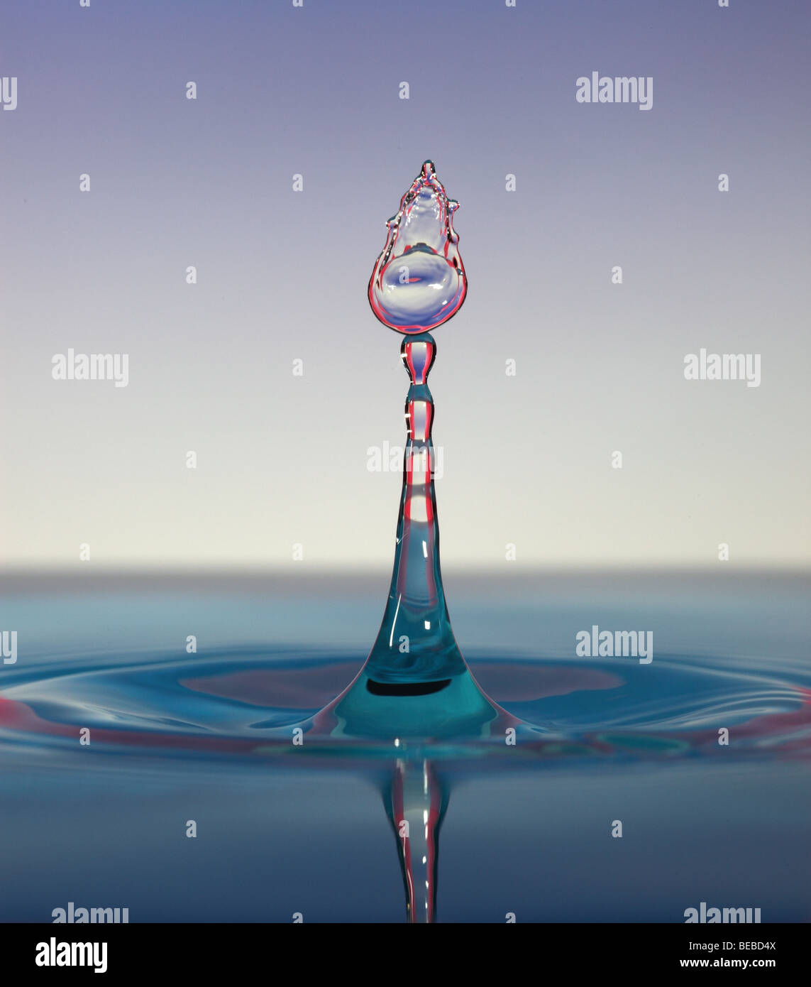 Collision de gouttes d'eau au-dessus d'une surface Banque D'Images