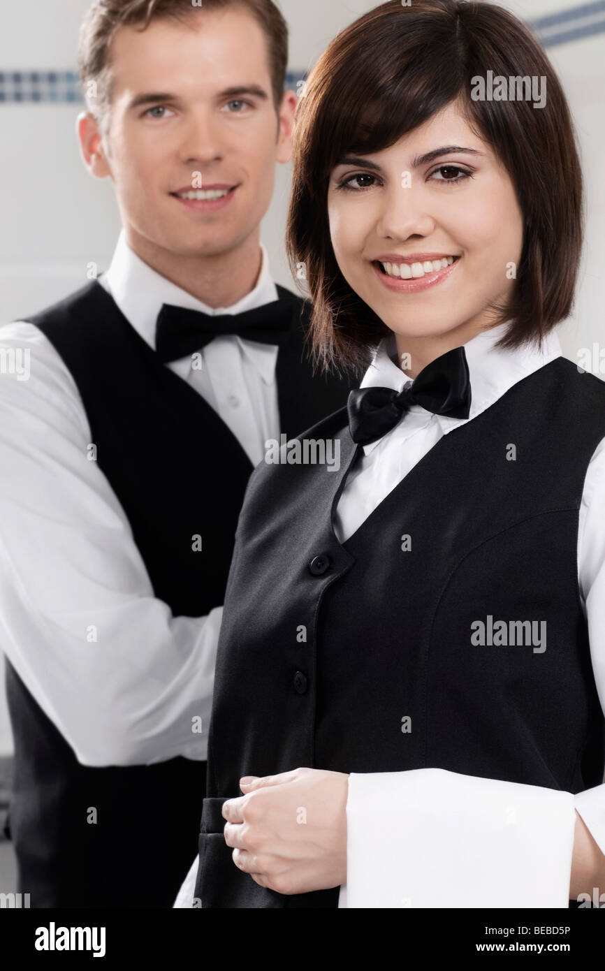 Portrait de deux serveurs dans un restaurant. Banque D'Images