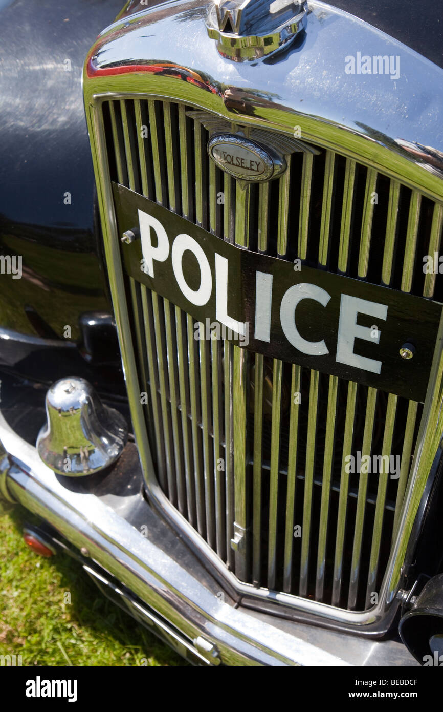 Insigne de police et bell le vieux classique calandre voiture Wolseley UK Banque D'Images