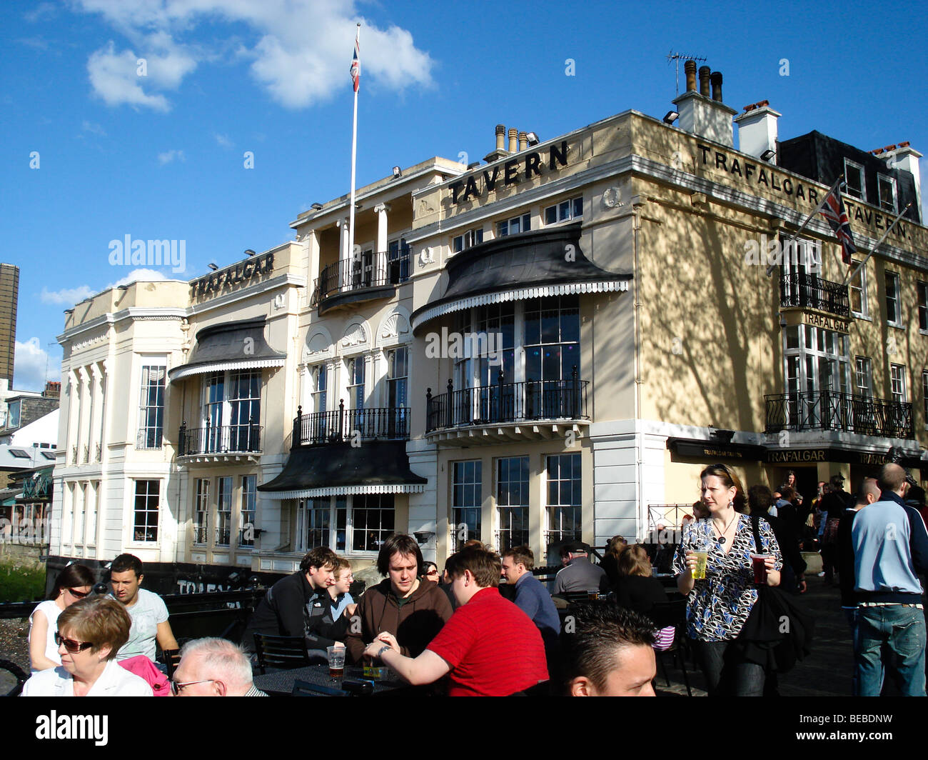 Les gens profiter d'une pause de l'après-midi à Trafalgar Tavern, Greenwich, l'un des quartiers les plus anciens et des plus célèbres pubs. Londres, Royaume-Uni. Banque D'Images